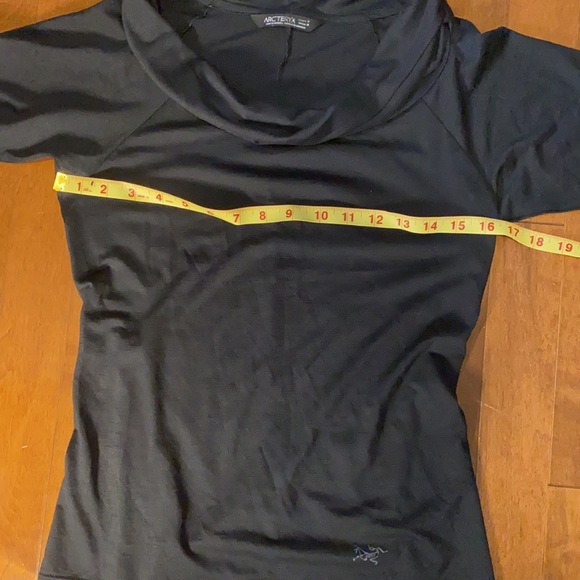 Arc’Teryx women’s black cowl wool t-shirt - Picture 7 of 7